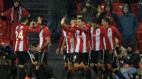 Los jugadores del Athletic de Bilbao celebran el gol de Raúl García Los jugadores del Athletic de Bilbao celebran el gol de Raúl García