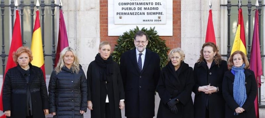 Mariano Rajoy con Cristina Cifuentes, Manuela Carmena, Pilar Manjón, Marimar Blanco, Ángeles Pedraza y Ángeles Domínguez en el homenaje a las víctimas del 11M Mariano Rajoy con Cristina Cifuentes, Manuela Carmena, Pilar Manjón, Marimar Blanco, Ángeles Pedraza y Ángeles Domínguez en el homenaje a las víctimas del 11M