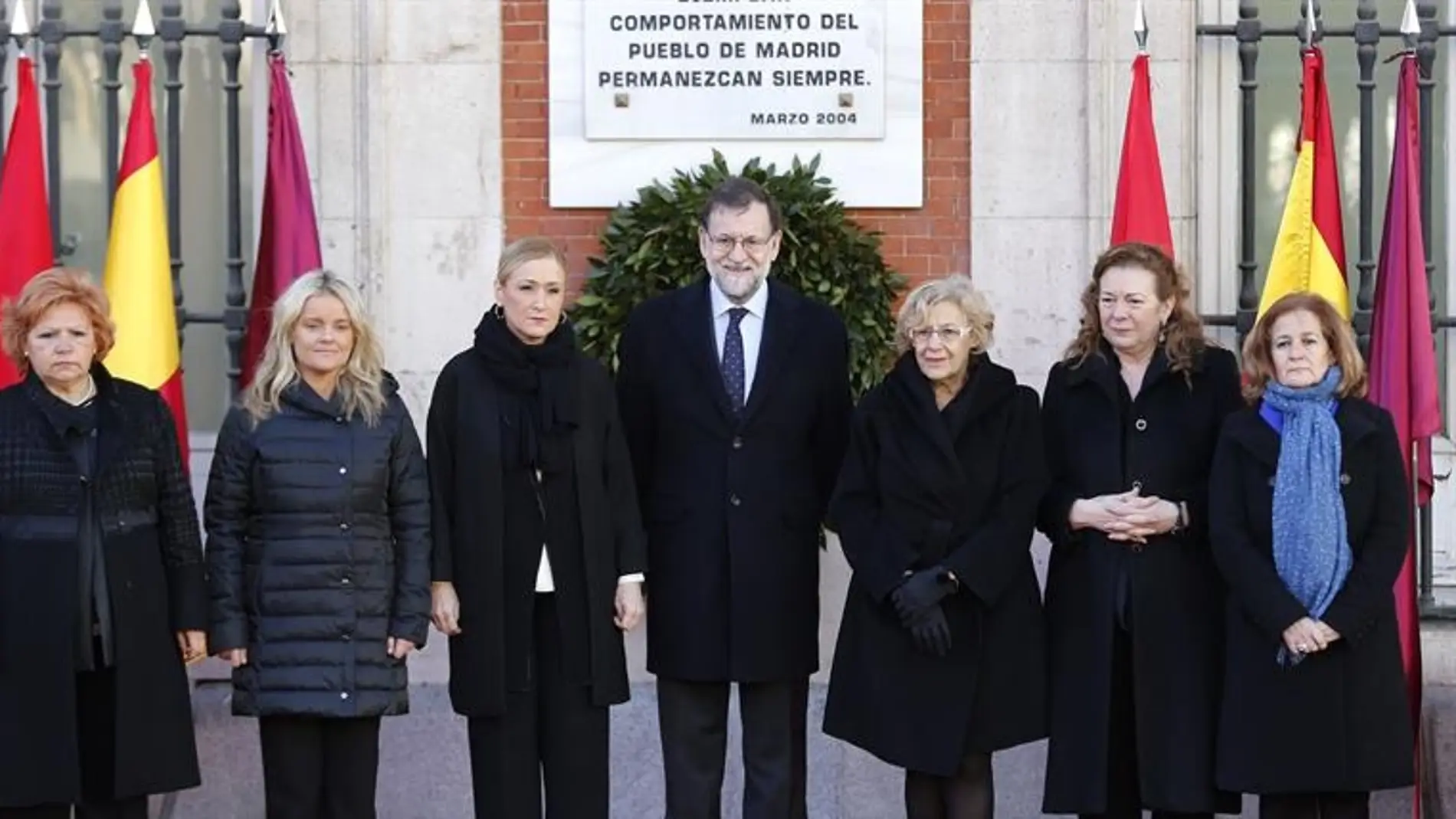 Mariano Rajoy con Cristina Cifuentes, Manuela Carmena, Pilar Manjón, Marimar Blanco, Ángeles Pedraza y Ángeles Domínguez en el homenaje a las víctimas del 11M