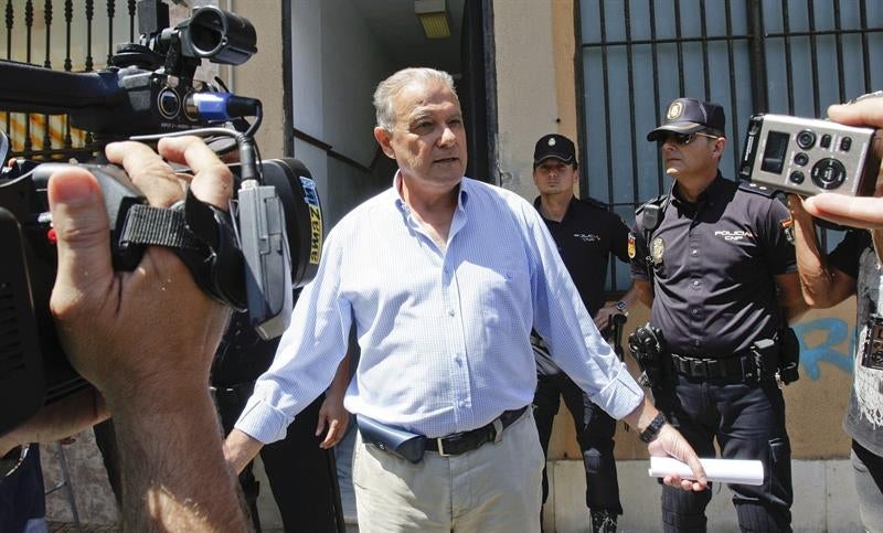 La juez cita como investigados a los exconsejeros Ojeda y Fernández en la causa de los cursos de formación La juez cita como investigados a los exconsejeros Ojeda y Fernández en la causa de los cursos de formación
