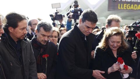 Pilar Manj&oacute;n, presidenta de la Asociaci&oacute;n de V&iacute;ctimas del 11M, junto a S&aacute;nchez e Iglesias