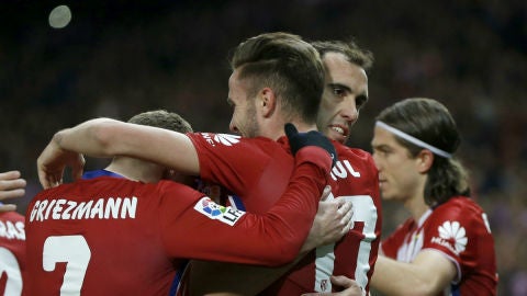 Sa&uacute;l celebra con sus compa&ntilde;eros su gol ante el Deportivo