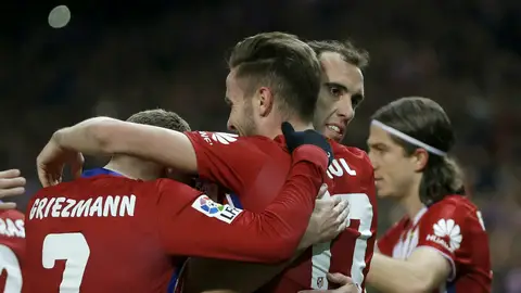 Saúl celebra con sus compañeros su gol ante el Deportivo Saúl celebra con sus compañeros su gol ante el Deportivo