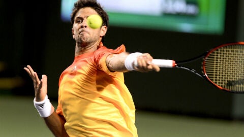 Fernando Verdasco golpea la pelota durante el partido