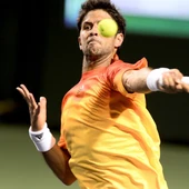 Fernando Verdasco golpea la pelota durante el partido Fernando Verdasco golpea la pelota durante el partido