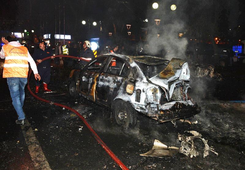 Al menos 34 muertos y 125 heridos por una fuerte explosión en Ankara Al menos 34 muertos y 125 heridos por una fuerte explosión en Ankara