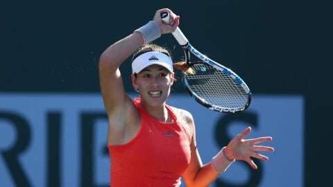Garbi&ntilde;e Muguruza golpea la bola durante su partido contra McHale