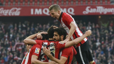Los jugadores del Athletic celebran el gol de Mikel Rico
