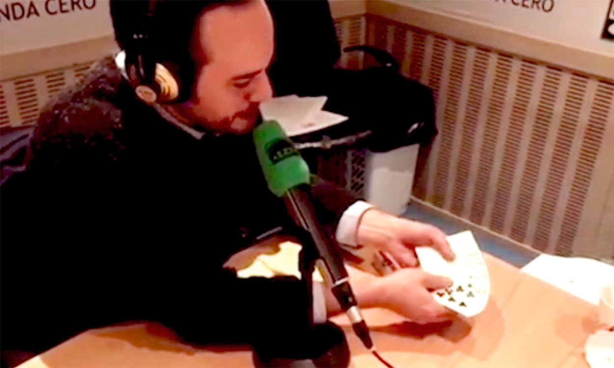 Jorge Blass realiza en directo un truco de magia a un oyente Jorge Blass realiza en directo un truco de magia a un oyente