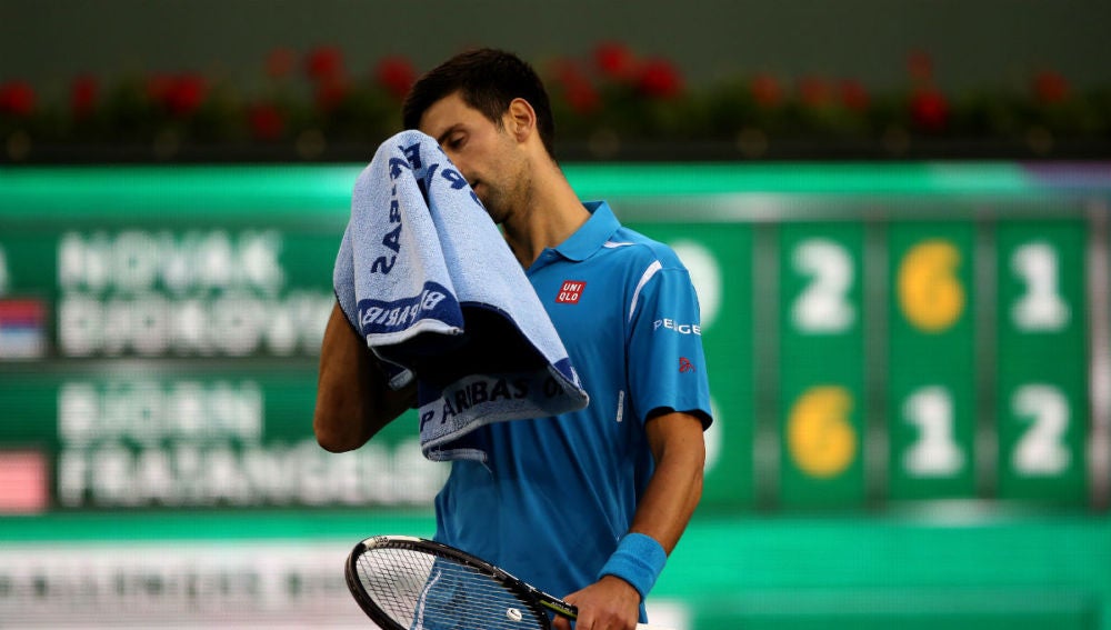 Novak Djokovic se seca el sudor en Indian Wells