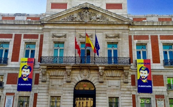 Cifuentes cuelga en Sol un cartel de apoyo al opositor venezolano Leopoldo López Cifuentes cuelga en Sol un cartel de apoyo al opositor venezolano Leopoldo López