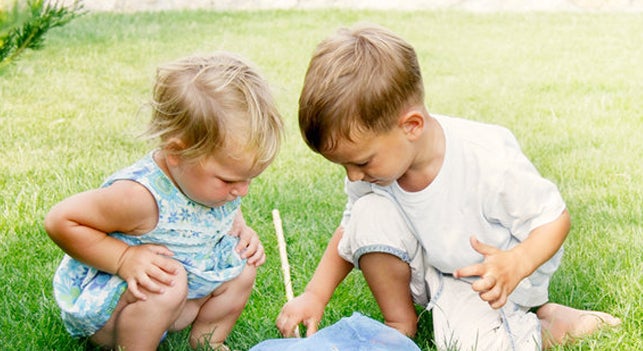Los niños prefieren jugar con sus padres o amigos a pasar las horas mirando una pantalla Los niños prefieren jugar con sus padres o amigos a pasar las horas mirando una pantalla