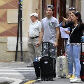 Turistas esperando con su equipaje