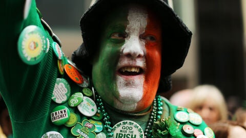 Un hombre celebrando San Patricio en Irlanda
