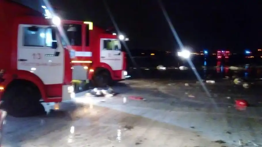 Bomberos y ambulancias acuden al lugar del siniestro Bomberos y ambulancias acuden al lugar del siniestro