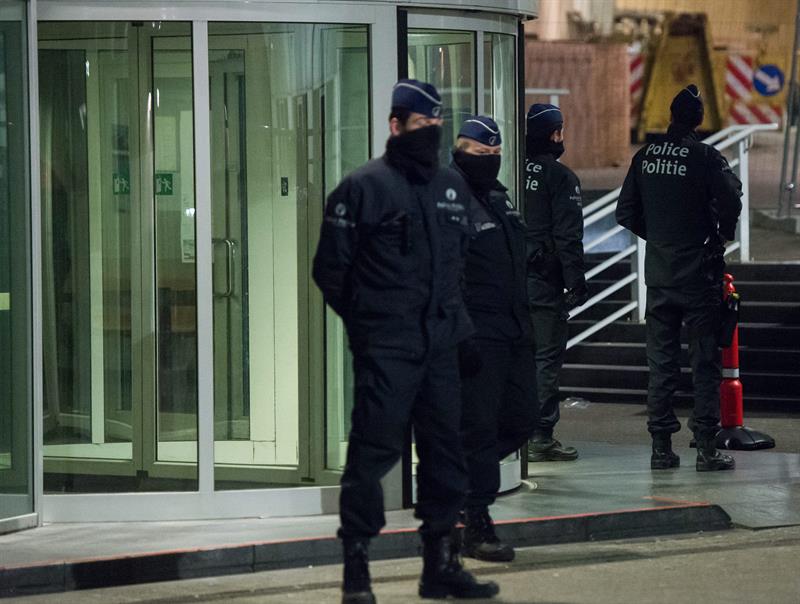 La policía belga detiene a doce sospechosos de cometer un nuevo ataque terrorista en el país La policía belga detiene a doce sospechosos de cometer un nuevo ataque terrorista en el país