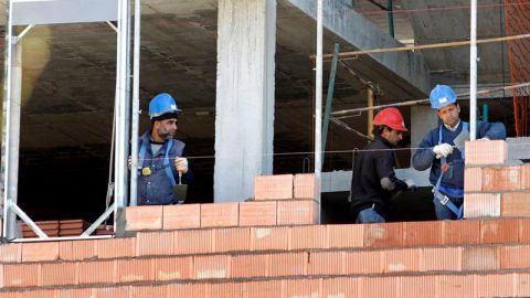 Obreros trabajan en la construcci&oacute;n de una vivienda