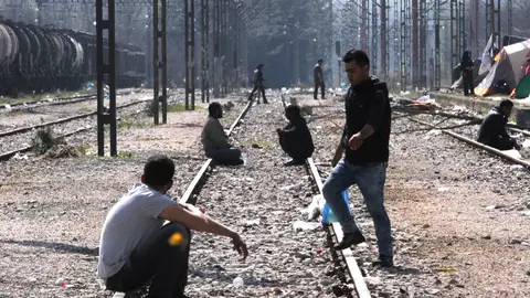 Refugiados en el campamento de Idomeni junto a las vías del tren Refugiados en el campamento de Idomeni junto a las vías del tren