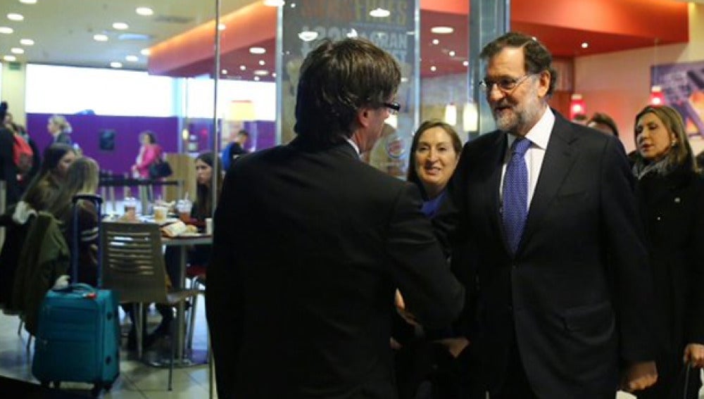 Imagen del saludo entre Rajoy y Puigdemont