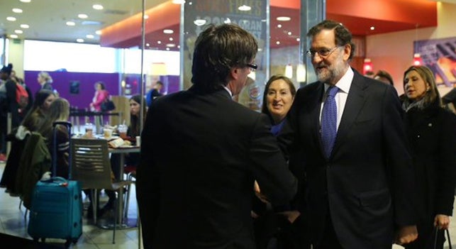 Rajoy y Puigdemont se ven este viernes en Oporto dos días después del anuncio de referéndum unilateral Rajoy y Puigdemont se ven este viernes en Oporto dos días después del anuncio de referéndum unilateral