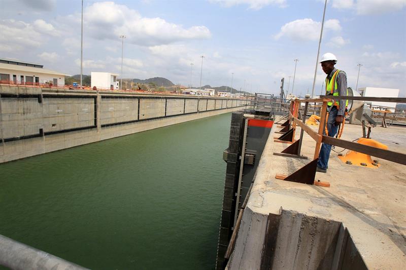 Un buque chino inicia el tránsito inaugural de ampliación del Canal de Panamá Un buque chino inicia el tránsito inaugural de ampliación del Canal de Panamá
