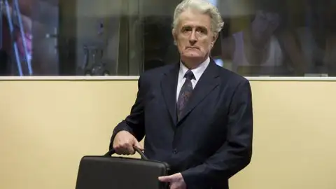 Exlíder serbobosnio Radovan Karadzic Exlíder serbobosnio Radovan Karadzic