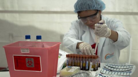 Una mujer realiza tests de prueba a unos an&aacute;lisis