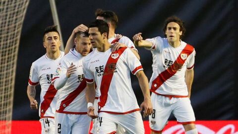 Los jugadores del Rayo celebran el gol de Javi Guerra