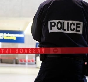 Un agente de policía vigila una zona acordonada en el interior del aeropuerto Charles de Gaulle de París, Francia Un agente de policía vigila una zona acordonada en el interior del aeropuerto Charles de Gaulle de París, Francia