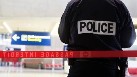 Un agente de polic&iacute;a vigila una zona acordonada en el interior del aeropuerto Charles de Gaulle de Par&iacute;s, Francia