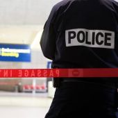 Un agente de policía vigila una zona acordonada en el interior del aeropuerto Charles de Gaulle de París, Francia
