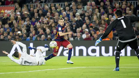 Jordi Alba se va de Cristiano Ronaldo en una buena ocasión. Jordi Alba se va de Cristiano Ronaldo en una buena ocasión.