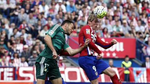 Fernando Torres, Atl&eacute;tico de Madrid, golpea el bal&oacute;n con la cabeza