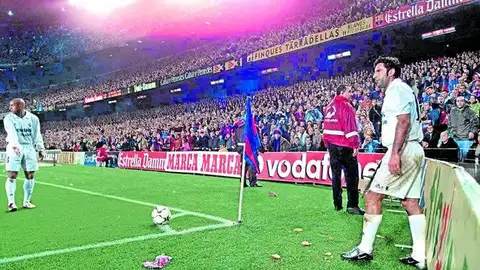 Figo saca un córner tras el lanzamiento de objetos por parte del público del Camp Nou Figo saca un córner tras el lanzamiento de objetos por parte del público del Camp Nou