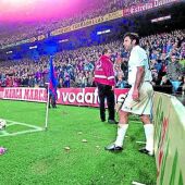 Figo saca un córner tras el lanzamiento de objetos por parte del público del Camp Nou