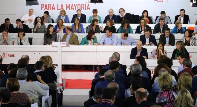Unanimidad en los barones del PSOE en votar no a Rajoy, pero no en ir a la oposición Unanimidad en los barones del PSOE en votar no a Rajoy, pero no en ir a la oposición
