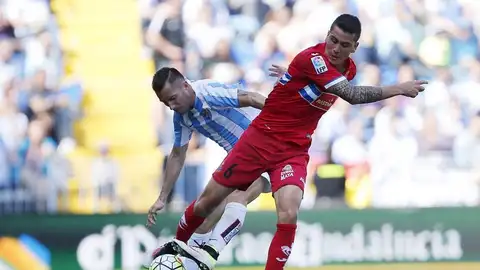 El defensa chileno del Espanyol Enzo Roco, lucha por el balón ante el delantero brasileño del Málaga Charles Dias El defensa chileno del Espanyol Enzo Roco, lucha por el balón ante el delantero brasileño del Málaga Charles Dias