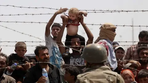 Varios refugiados aguardan en la frontera Varios refugiados aguardan en la frontera