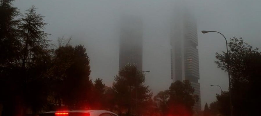 Vehículos retenidos en la calle Sinesio Delgado de Madrid debido a la lluvia Vehículos retenidos en la calle Sinesio Delgado de Madrid debido a la lluvia