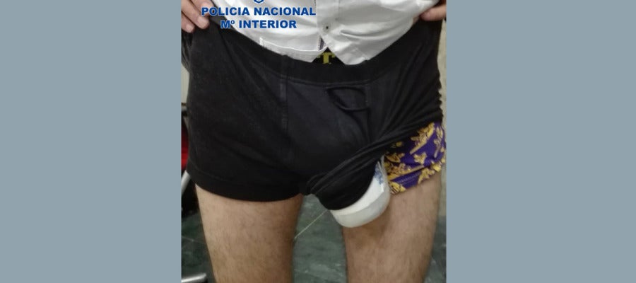 Detenido en Barajas con 400 gramos de cocaína escondidos en sus genitales Detenido en Barajas con 400 gramos de cocaína escondidos en sus genitales