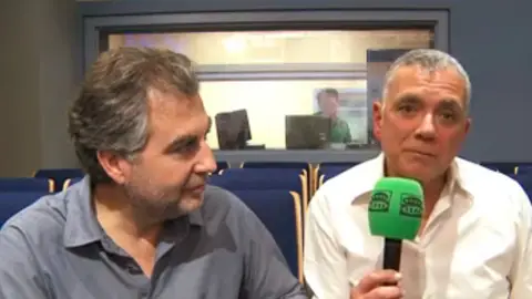 Carlos Alsina y Juan Ramón Lucas conmemoran el primer aniversario de Más de uno Los presentadores de Más de uno Carlos Alsina y Juan Ramón Lucas