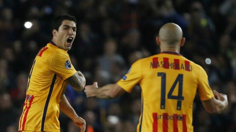 Luis Su&aacute;rez celebra con Mascherano su segundo gol