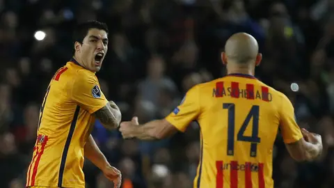 Luis Suárez celebra con Mascherano su segundo gol Luis Suárez celebra con Mascherano su segundo gol