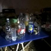 Restos de alcohol en el local donde se celebró la fiesta