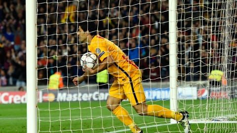 Luis Su&aacute;rez recoge el bal&oacute;n de la porter&iacute;a tras meter gol contra el Atl&eacute;tico