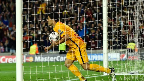 Luis Suárez recoge el balón de la portería tras meter gol contra el Atlético Luis Suárez recoge el balón de la portería tras meter gol contra el Atlético