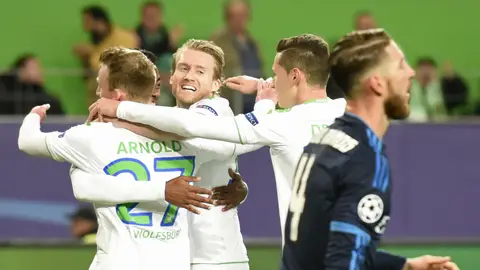 Los jugadores del Wolfsburgo celebran el gol de Arnold Los jugadores del Wolfsburgo celebran el gol de Arnold