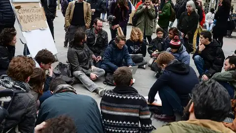 Cientos de jóvenes, durante una concentración celebrada en el marco del movimiento "Nuit debout" Cientos de jóvenes, durante una concentración celebrada en el marco del movimiento "Nuit debout"