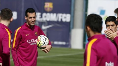 Busquets sonr&iacute;e ante la mirada de Piqu&eacute;