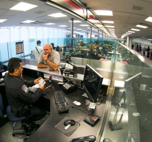 Control de pasaportes en un aeropuerto Control de pasaportes en un aeropuerto